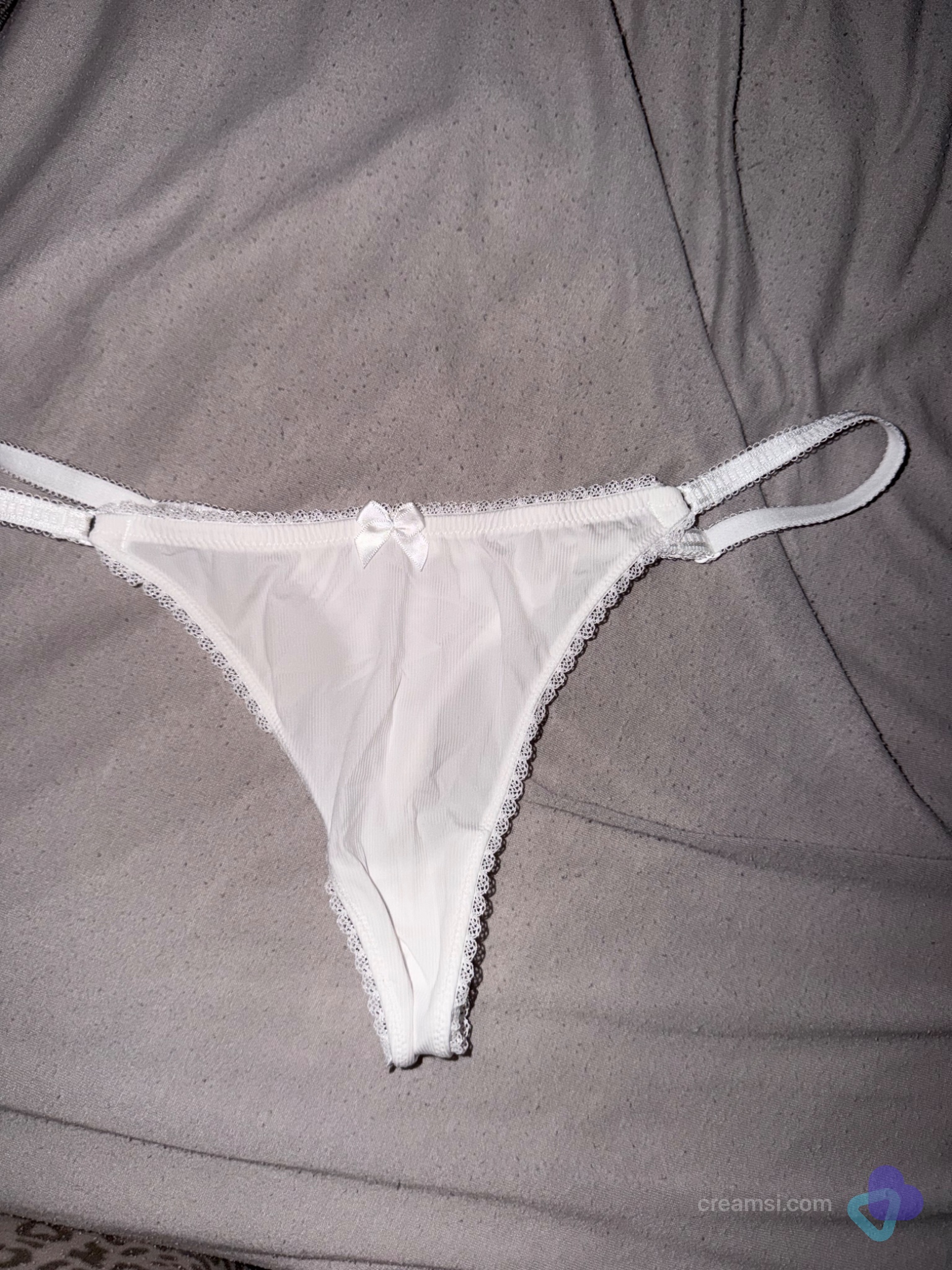 Weißer string