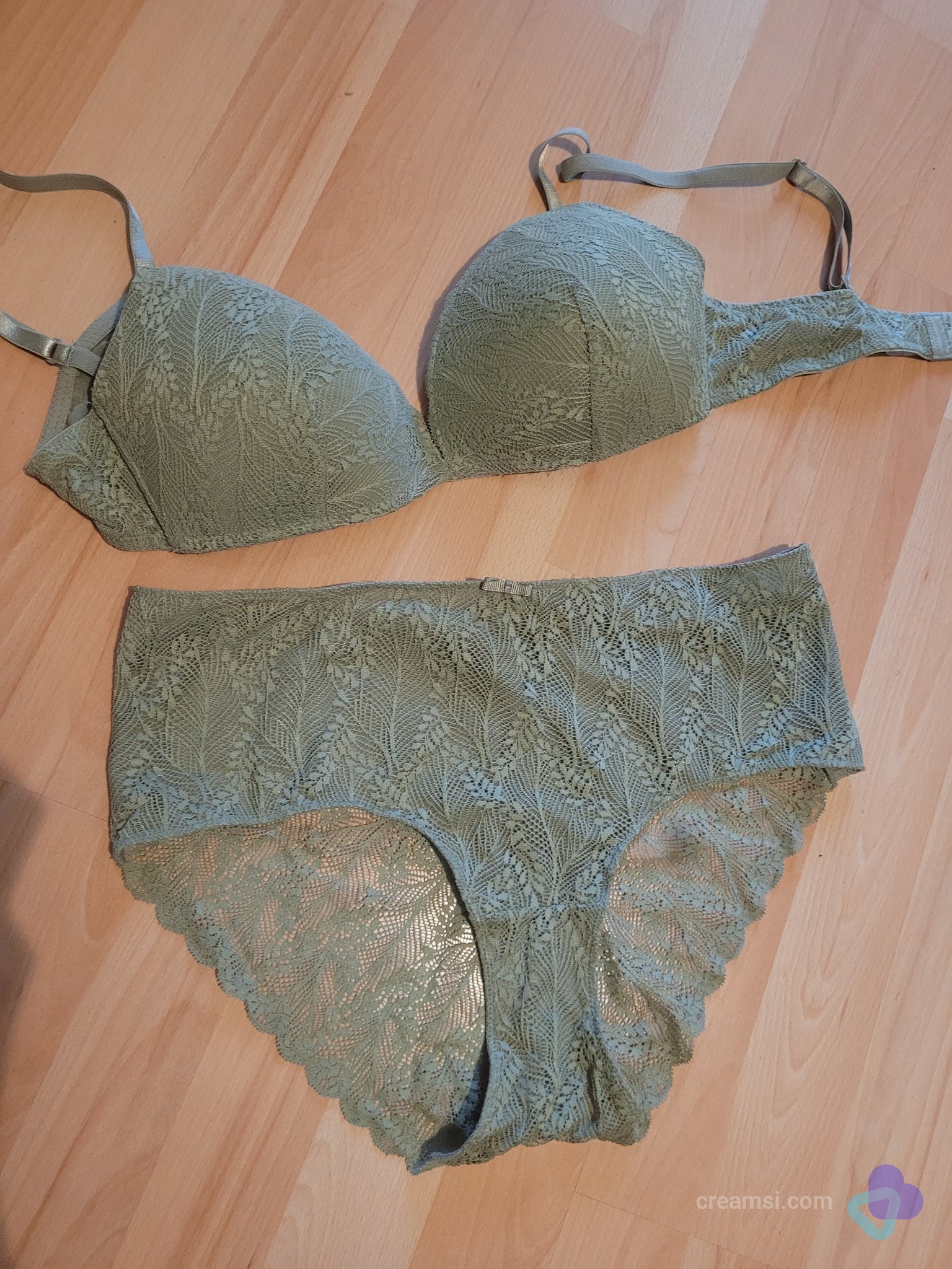 Salbeigrünes Spitzen-Dessous-Set – BH 80B & Slip 42