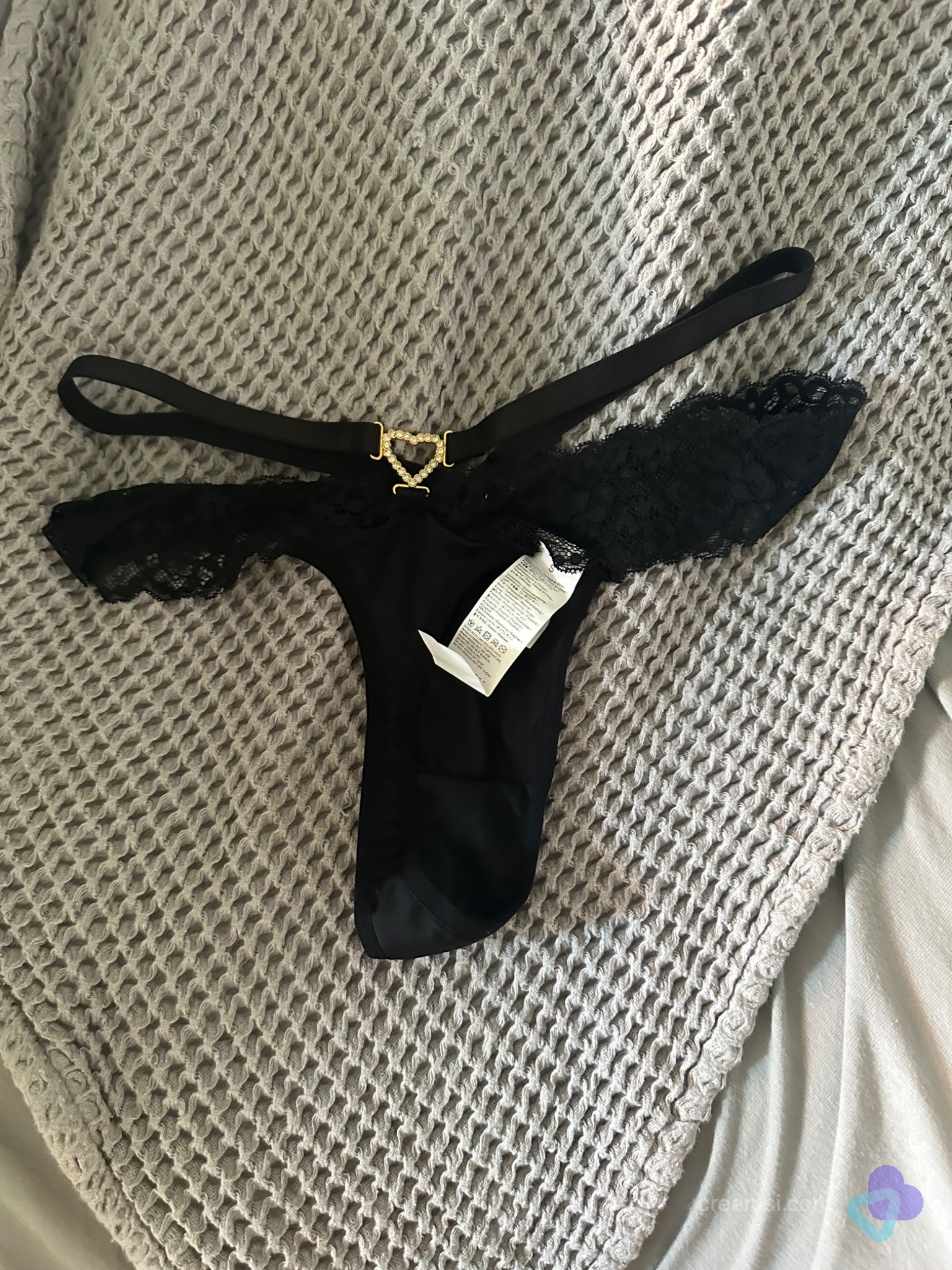 Eleganter schwarzer Spitzen-String mit Herzdetail – Größe S