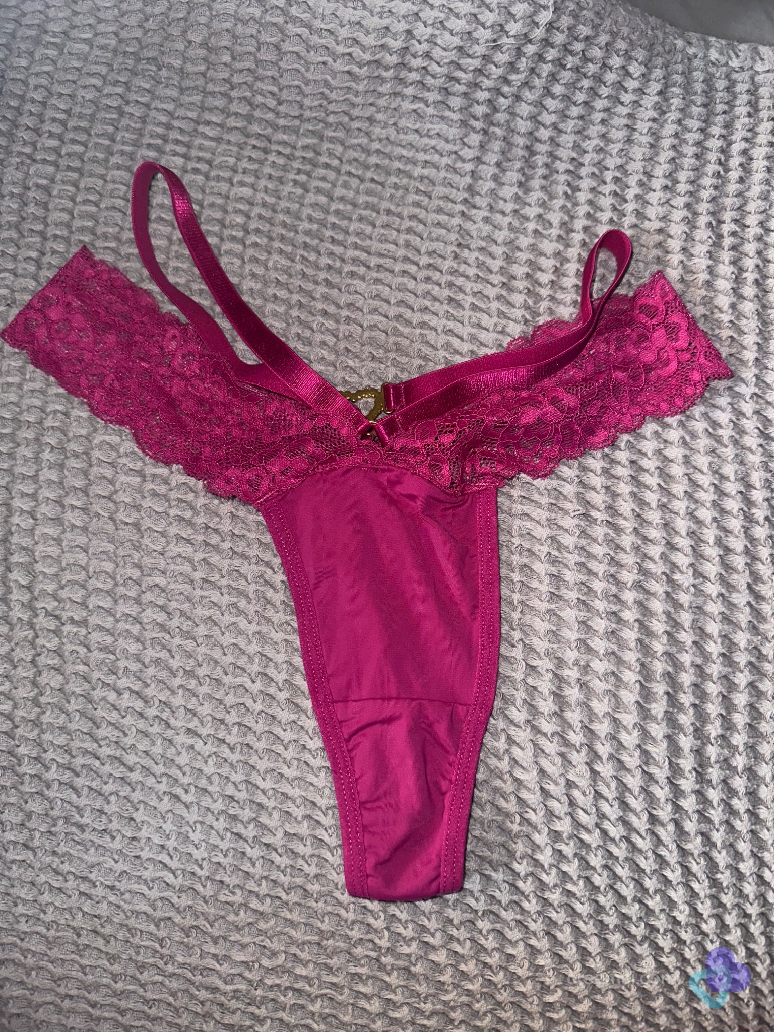 Eleganter magentafarbener Spitzen-Tanga mit Herzdetail – Größe S