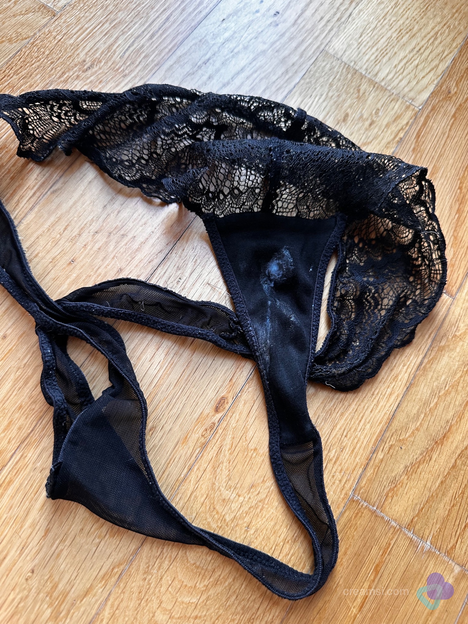 Cremiger Spitzen-Tanga mit overnight Duft