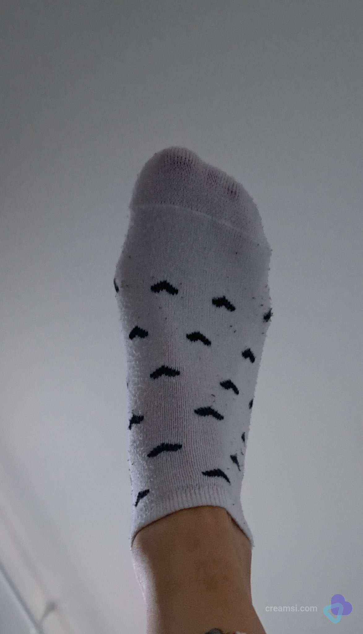 Weiße Söckchen mit schwarzen Herzchen
