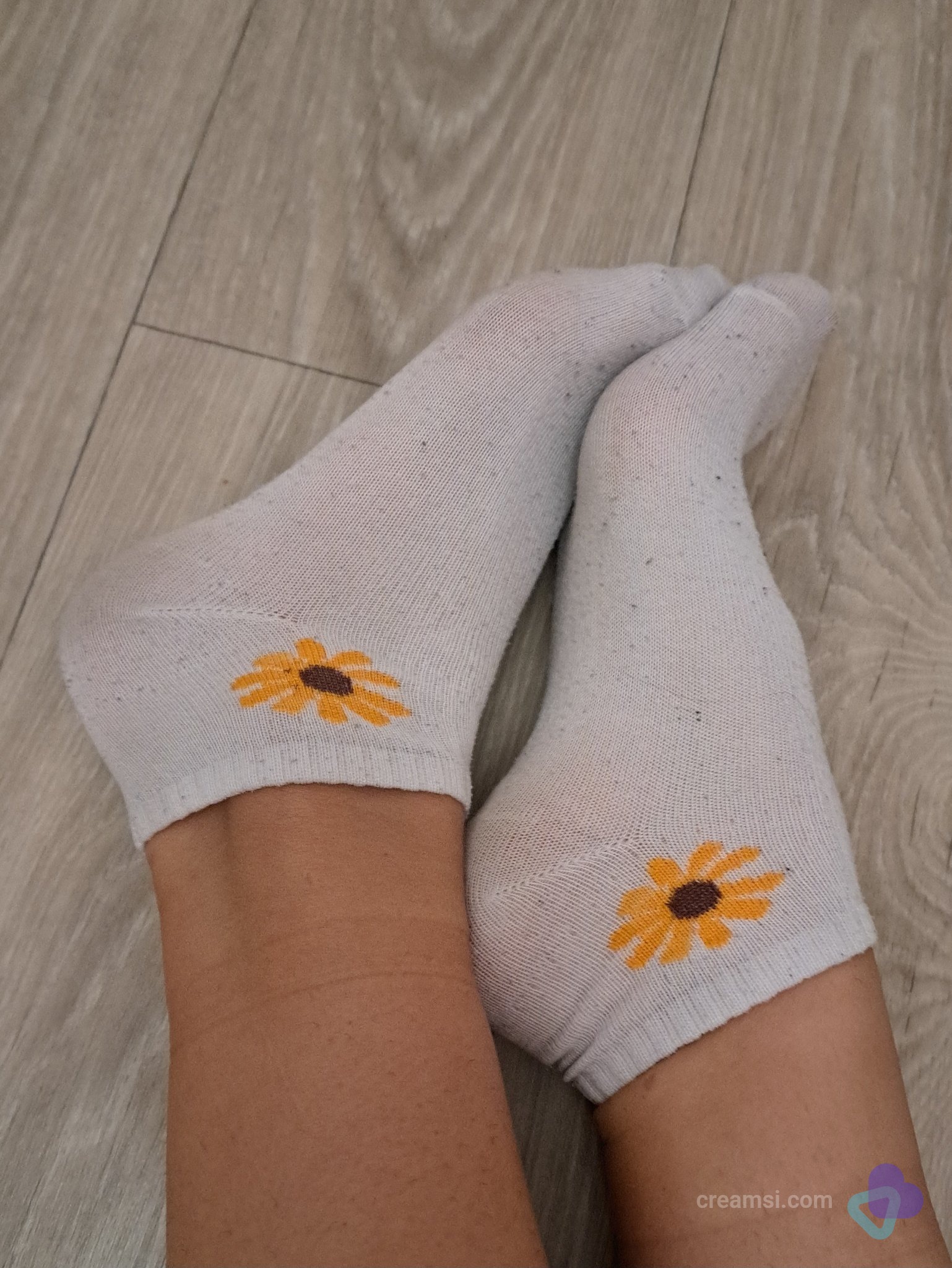 Weiße Söckchen mit Blümchen