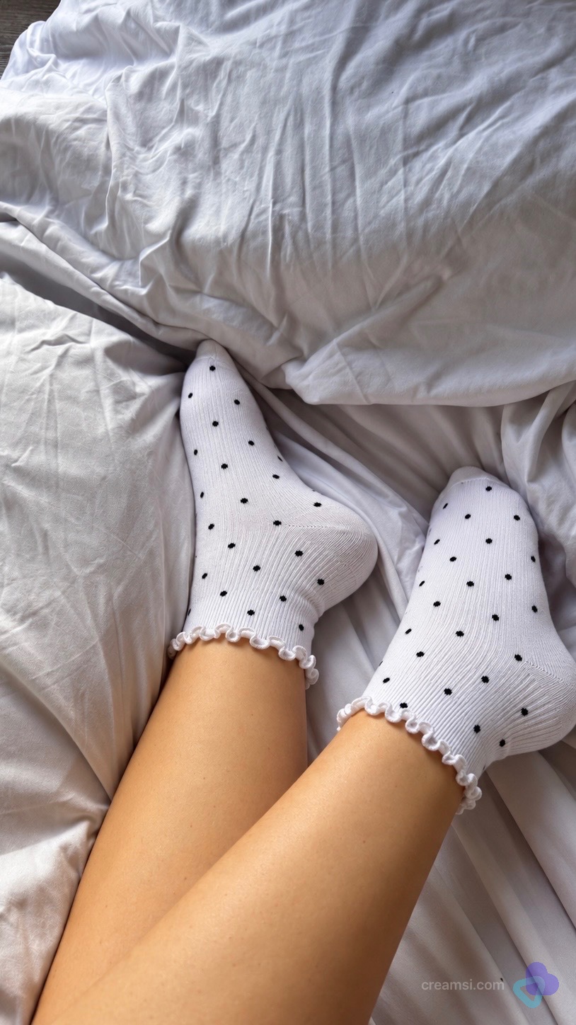 Weiße Punkte Rüschen Socken 3.)