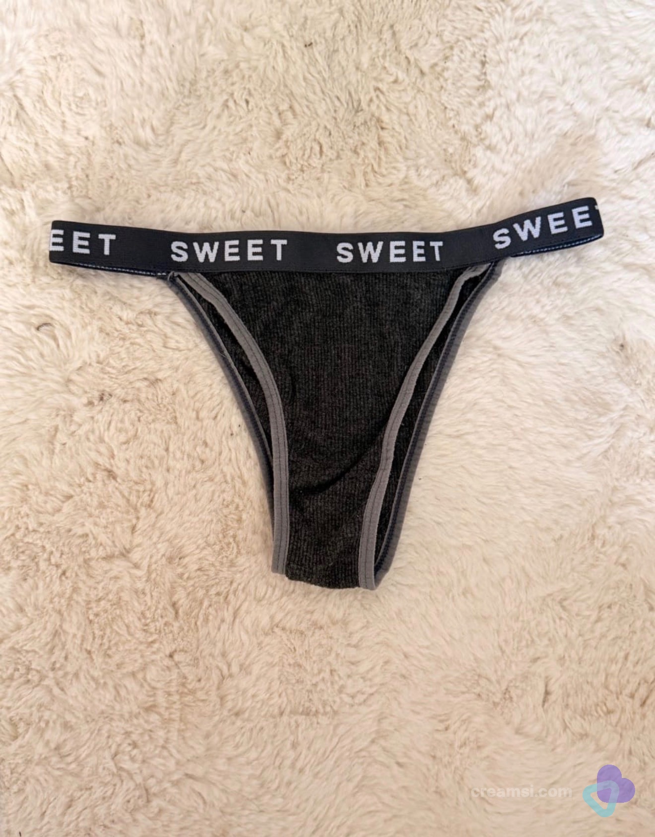 Grauer Slip mit Sweet Schriftzug