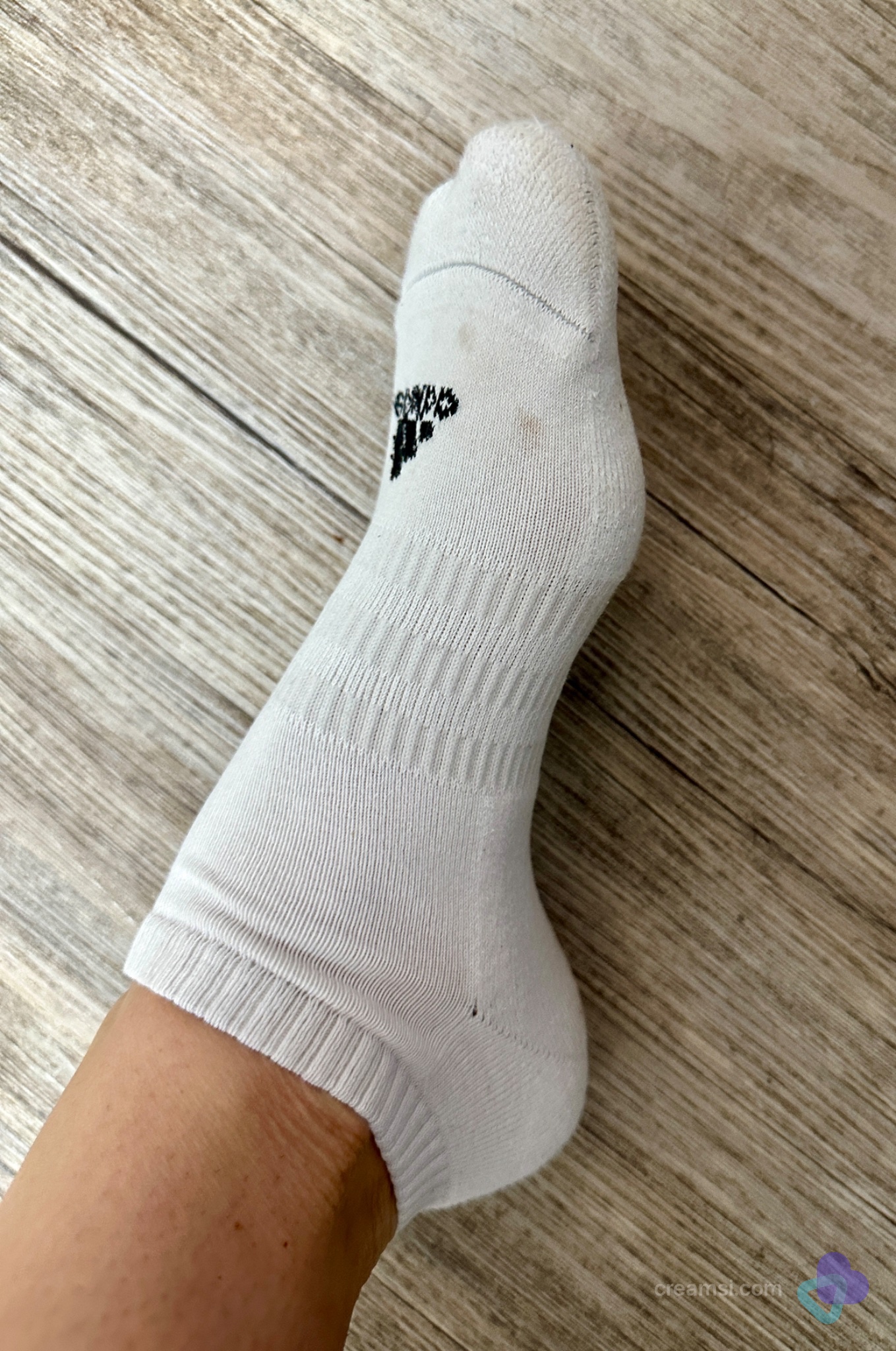 Weiße getragene Sportsocken ✨