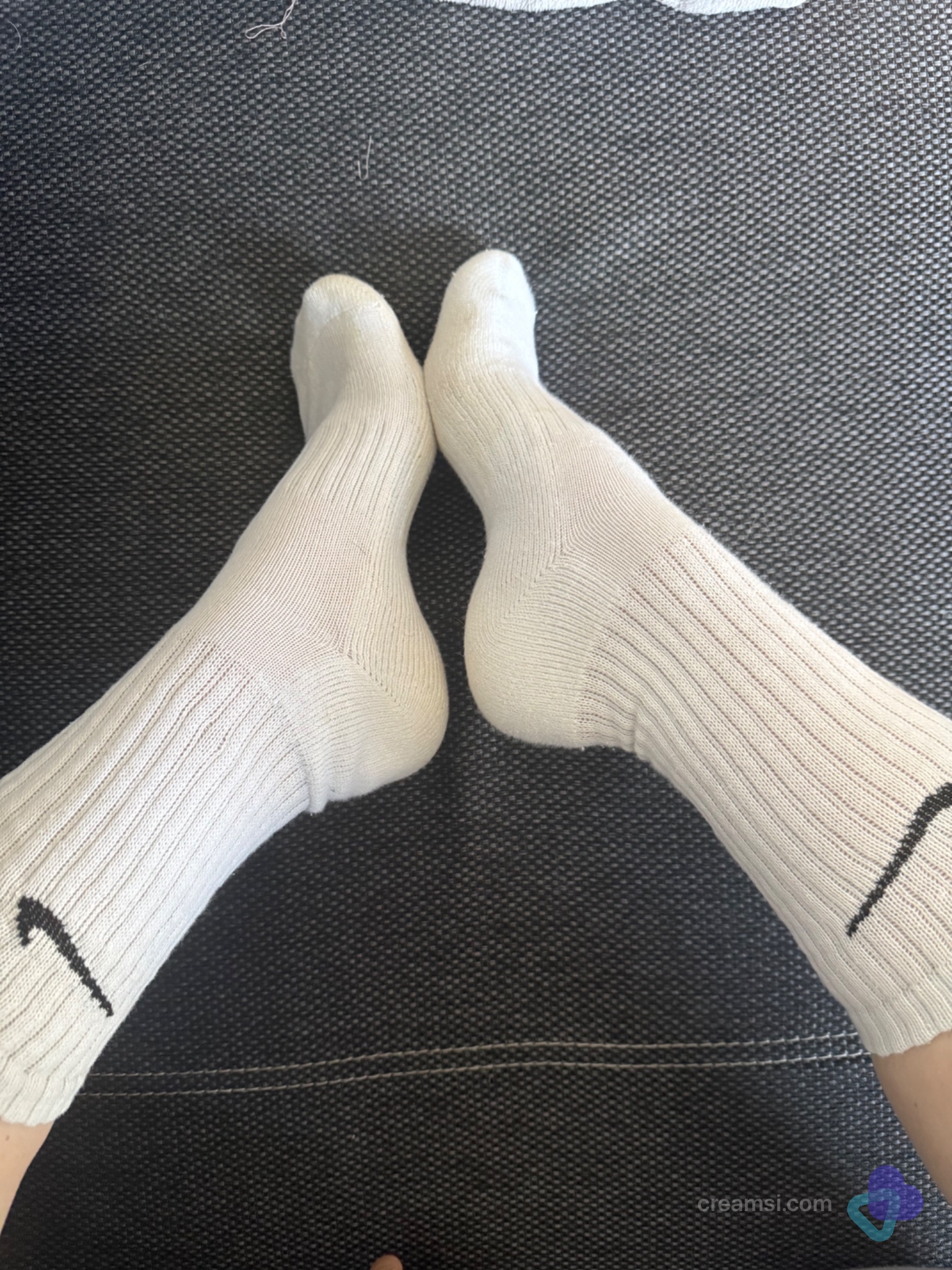 Klassische Weiße Tennissocken einer reifen Frau