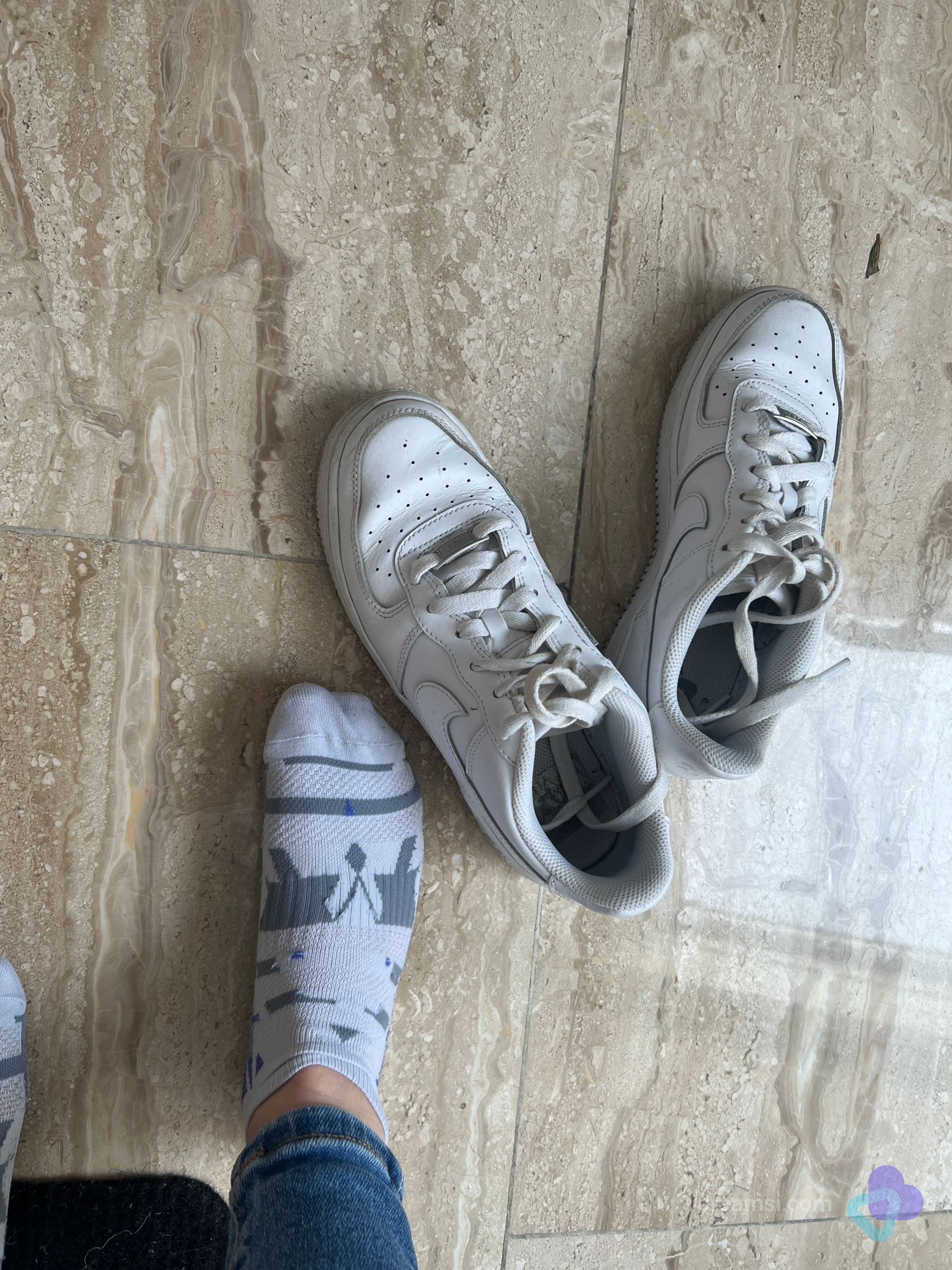 Weiße Sneaker mit Socken