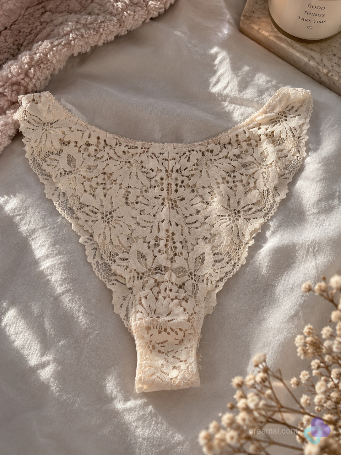 Cremefarbener Spitzen-Slip
