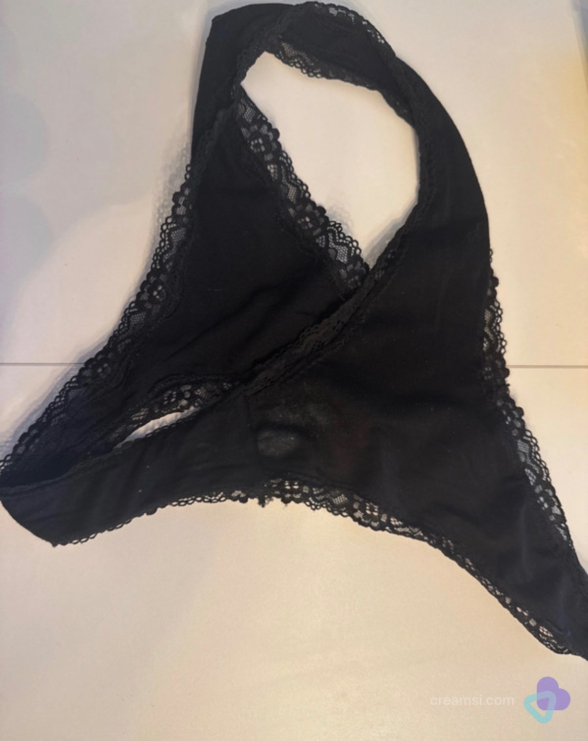 Schwarzer Spitzen Slip dreckig
