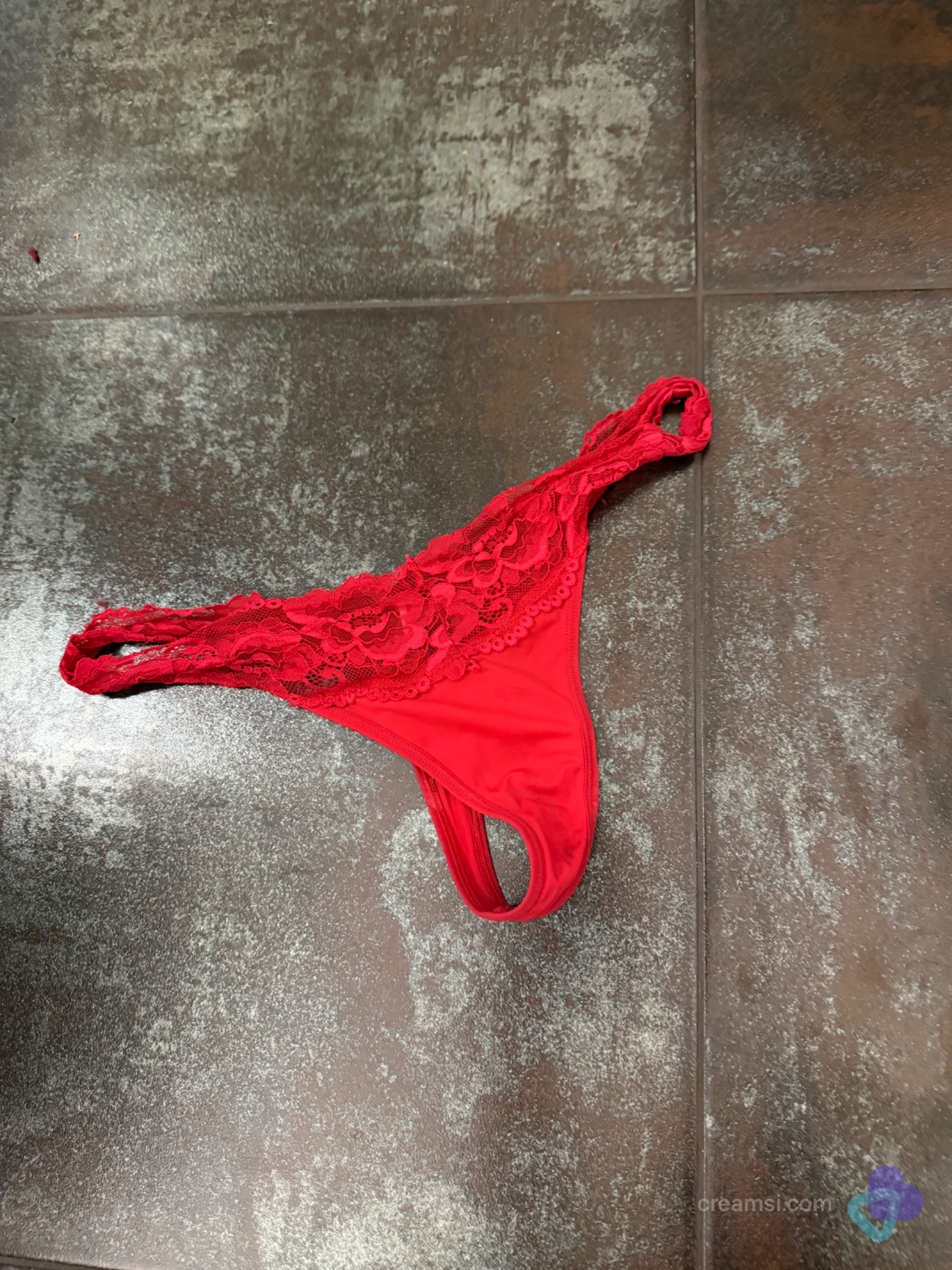 Getragener Spitzenstring in Rot – feminin & verführerisch