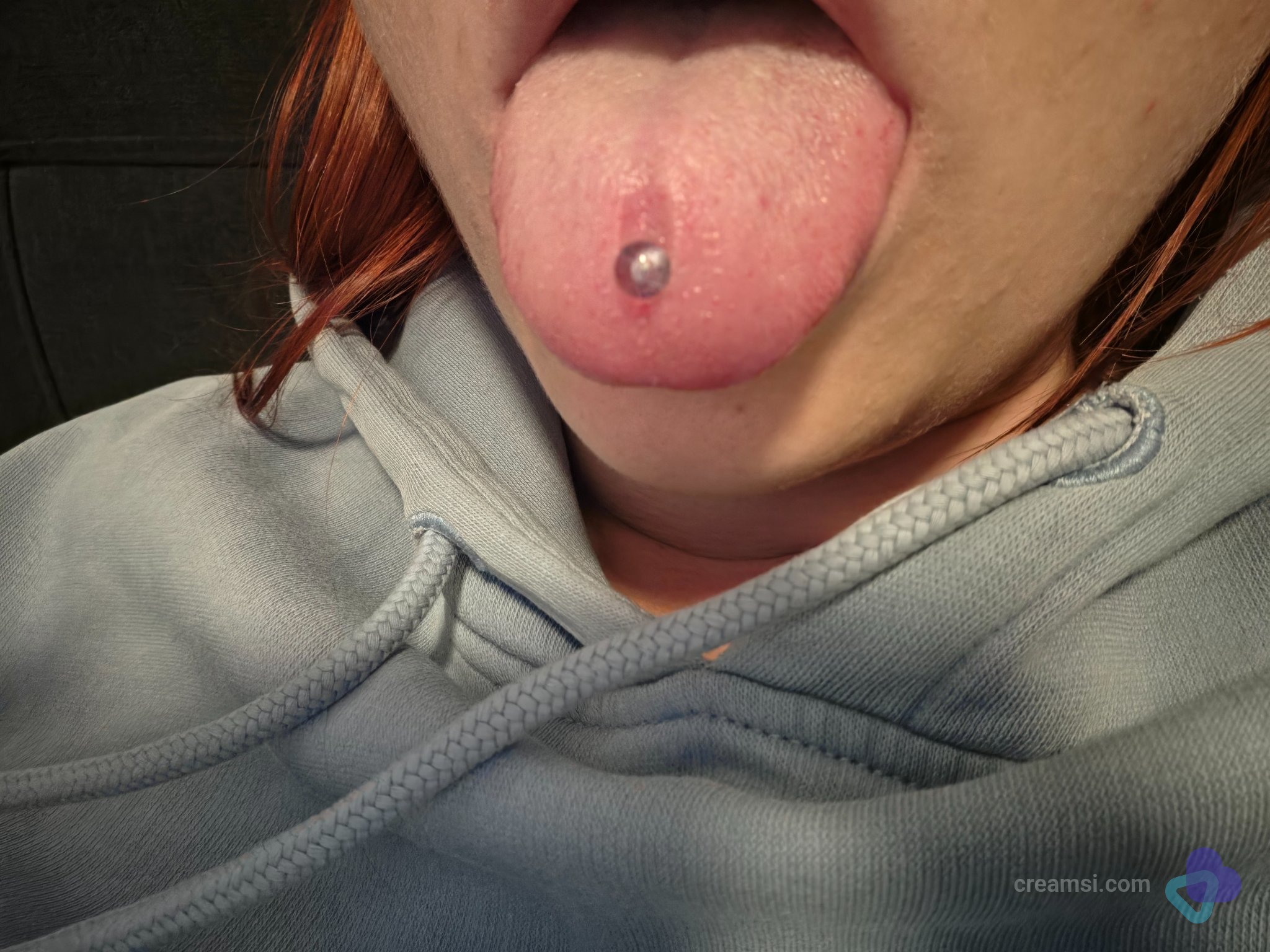 Glitzerndes Zungenpiercing