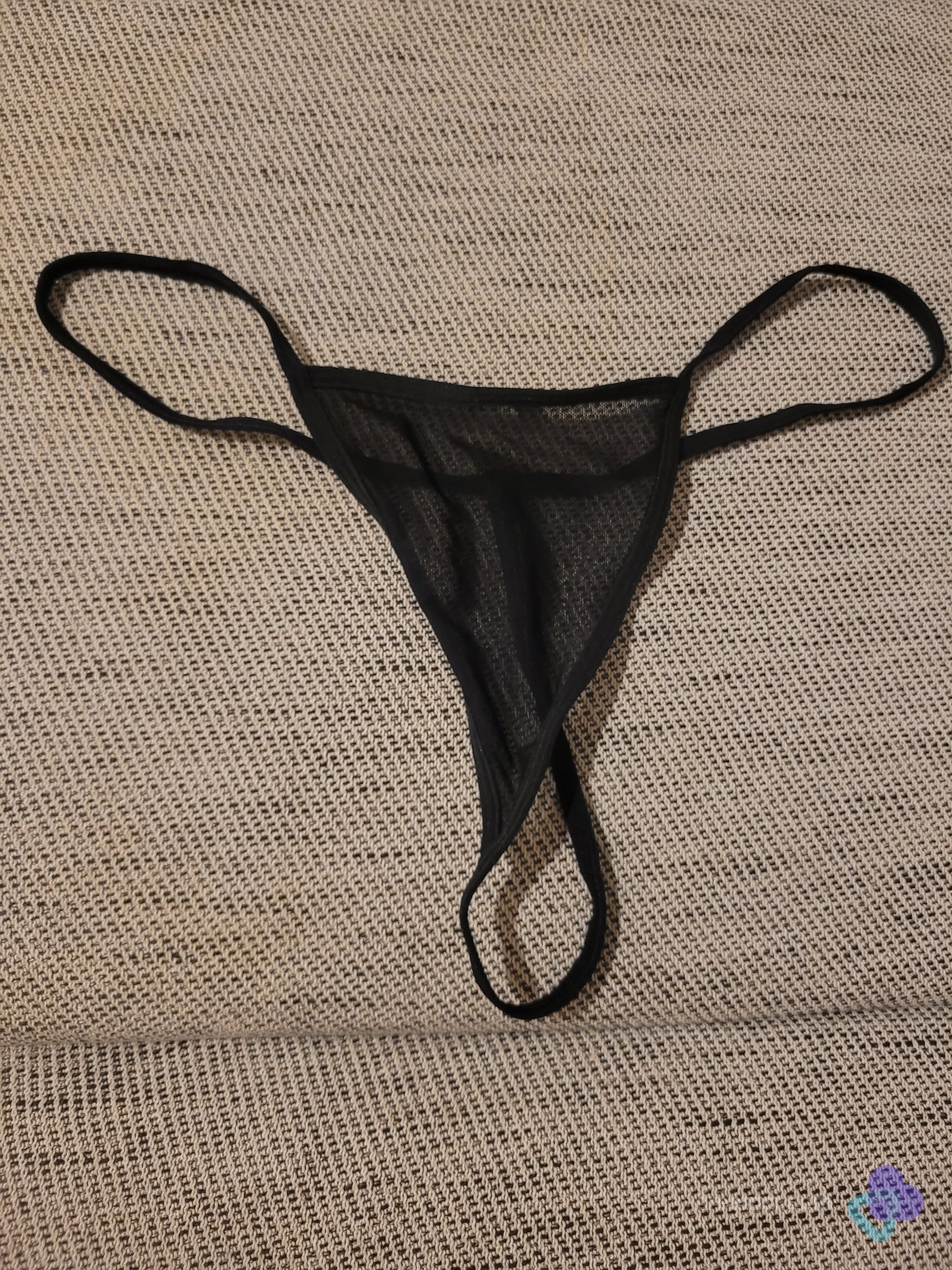 Schwarzer transparenter String – extra knapp