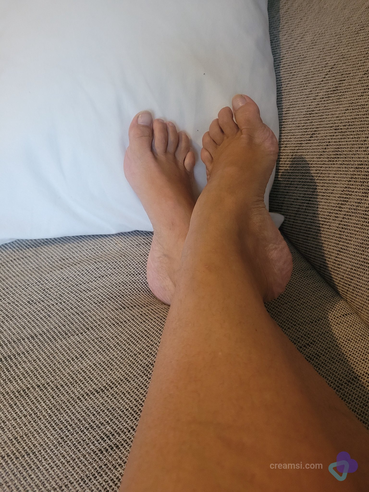 Entspannte Füße auf dem Sofa
