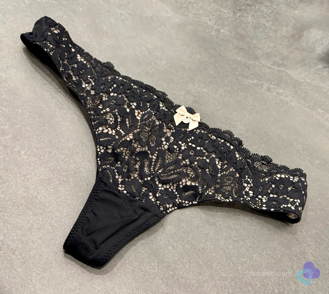 Schwarzer Spitzen-Tanga Hunkemöller