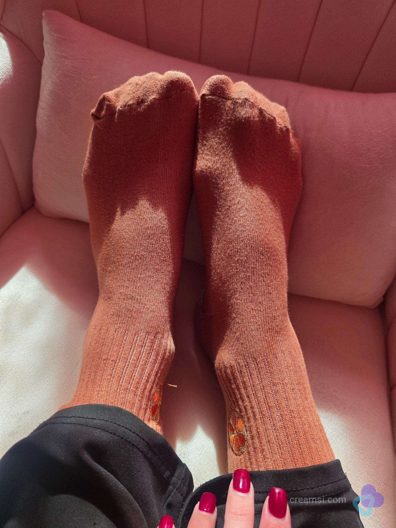 Getragene orange Ripp-Socken mit Orangen-Motiv