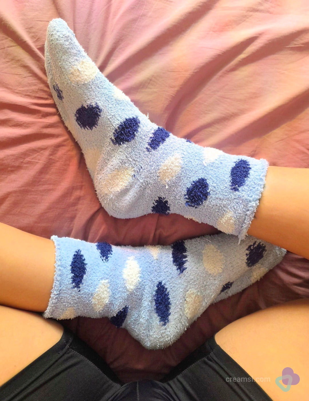 Getragene flauschige Kuschelsocken – Blau mit Punkten