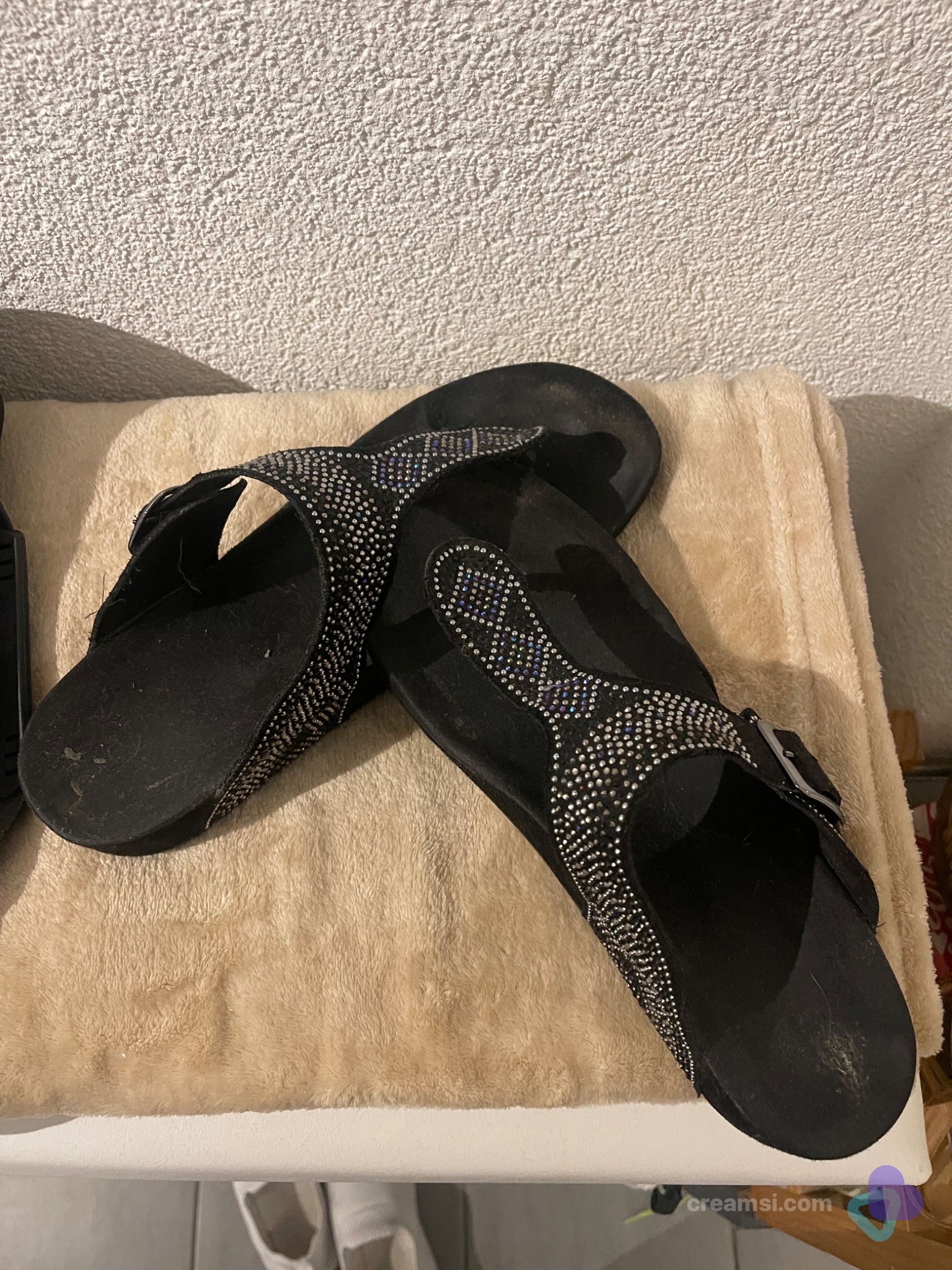Getragene Sommersandalen