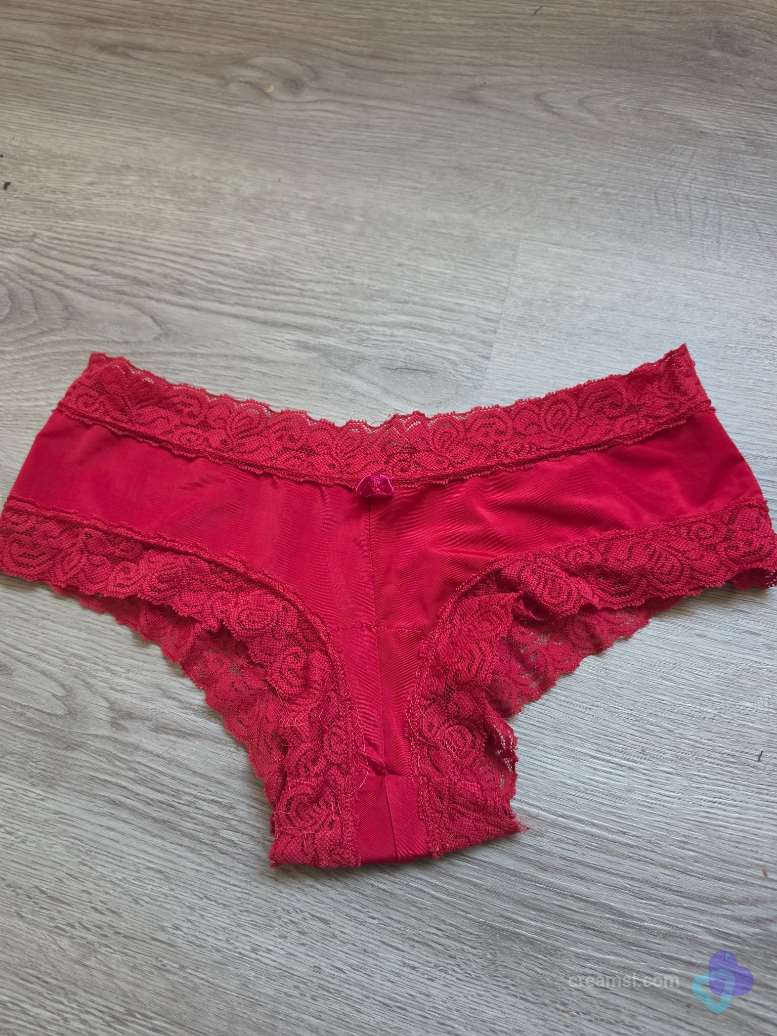 Rote Spitzen-Hipster