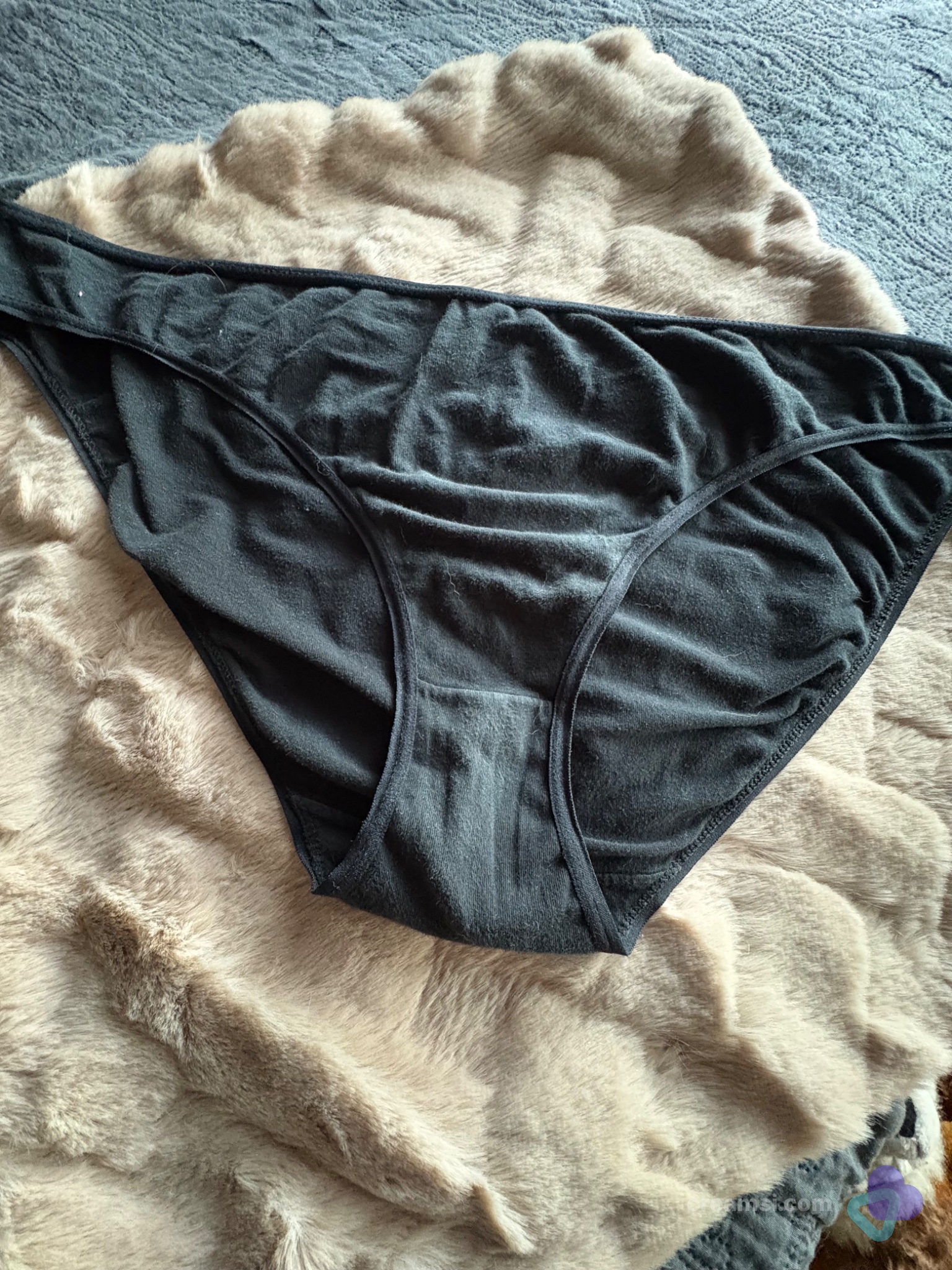 Schwarzer Slip getragen mit einem Hauch von Persöhnlichkeit. Wenn du weißt was ich meine 😉