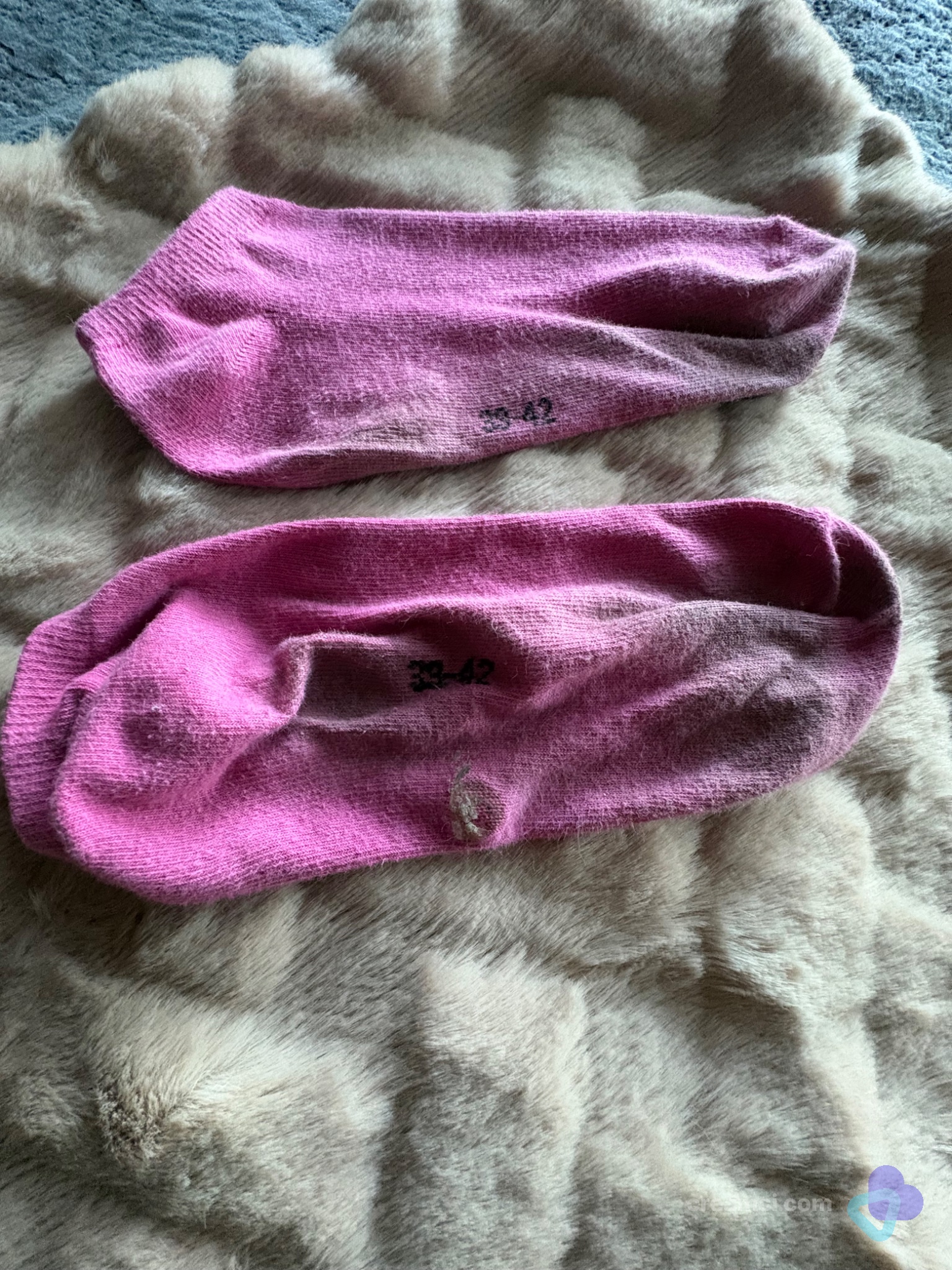 Beim Sport getragene sneaker in rosa mit unverkennbarem Duft