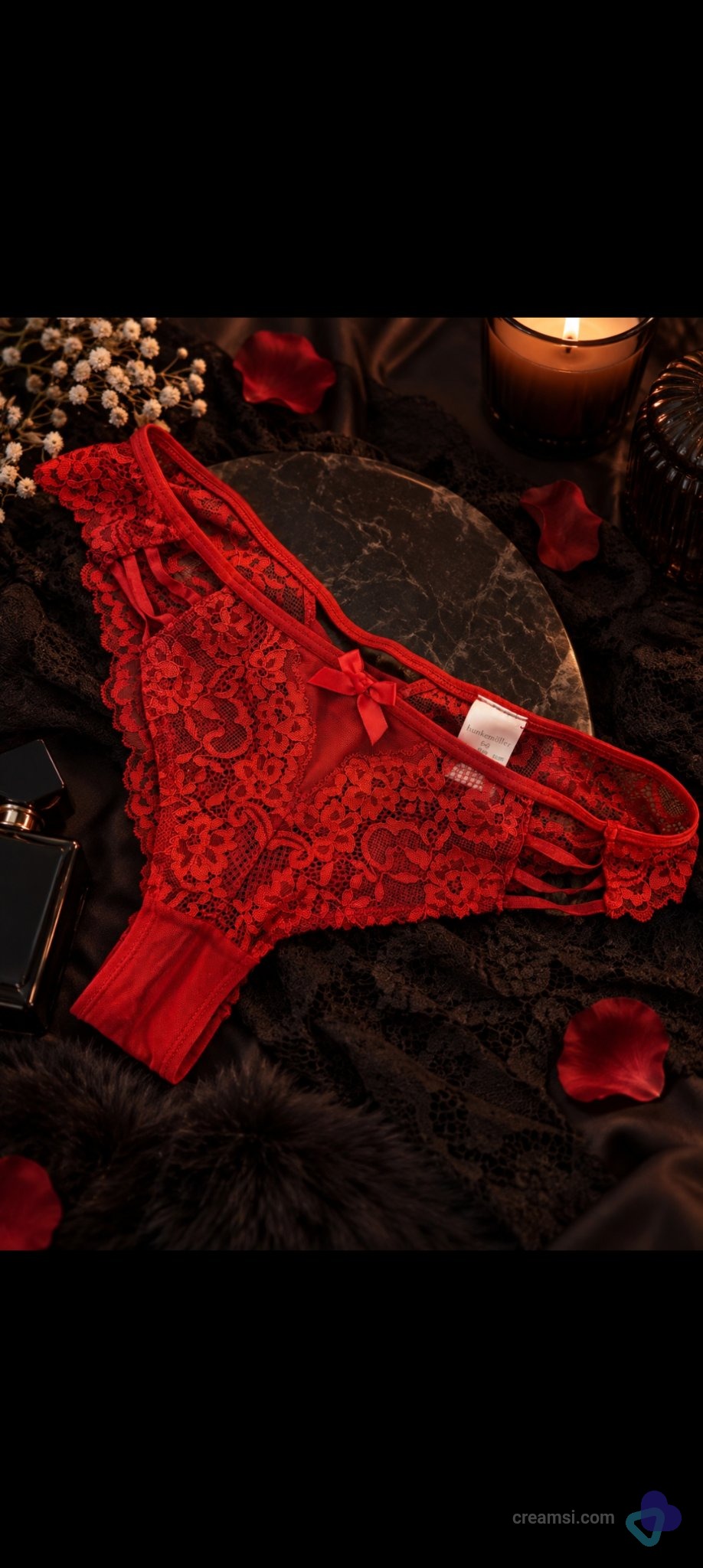 Rotes Spitzen-Slip mit verspielten Riemchen