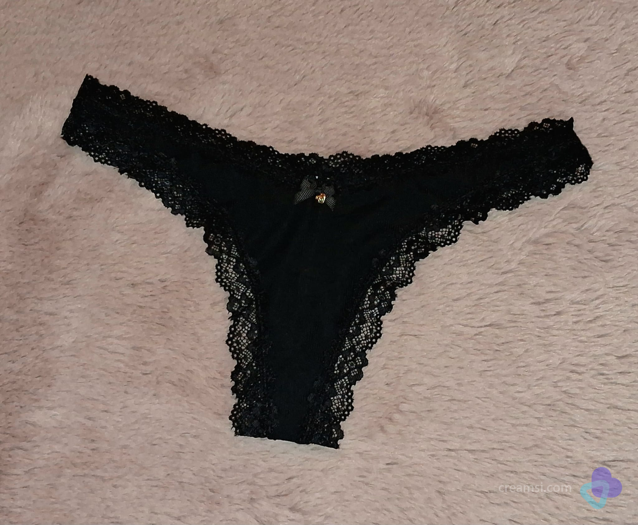 Eleganter schwarzer Spitzen-Tanga
