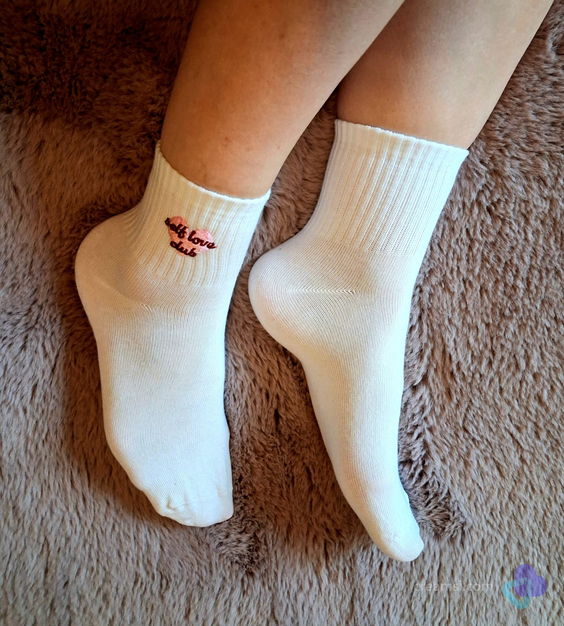 Weiße Socken mit süßem Detail