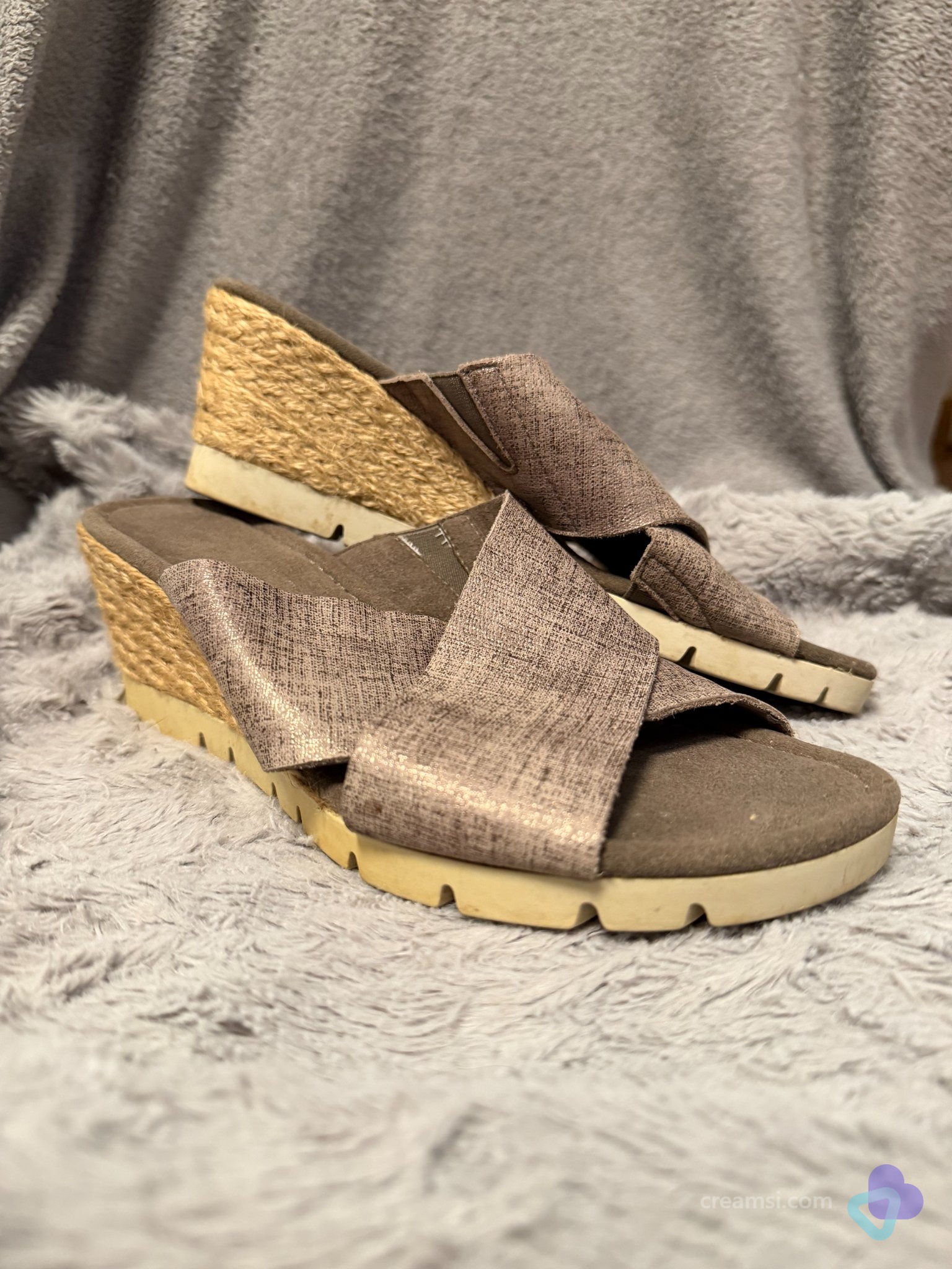 Taupefarbene Wedges mit Metallic-Riemen, Gr. 36