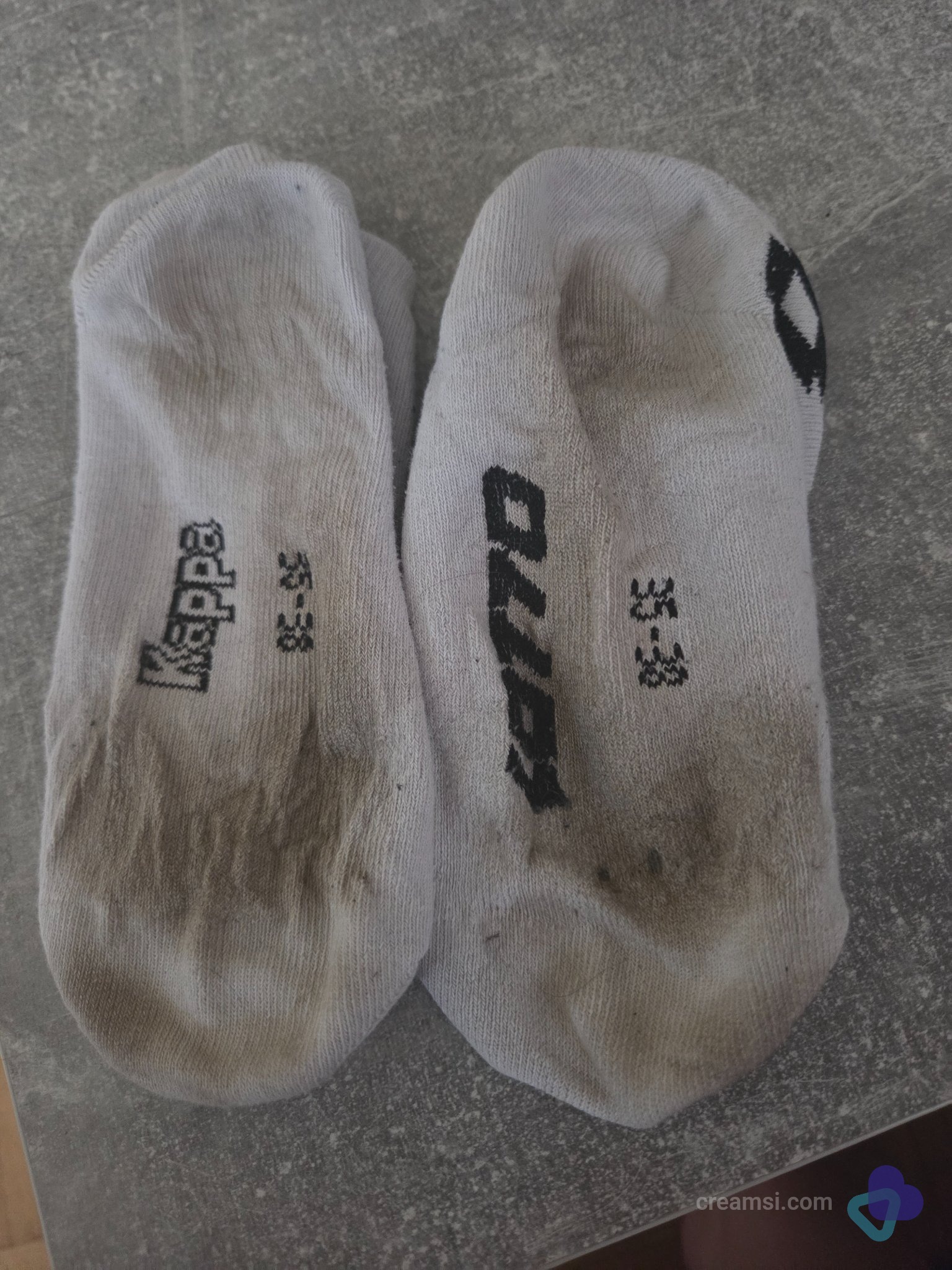 Weiße Socke nach dem Wandern