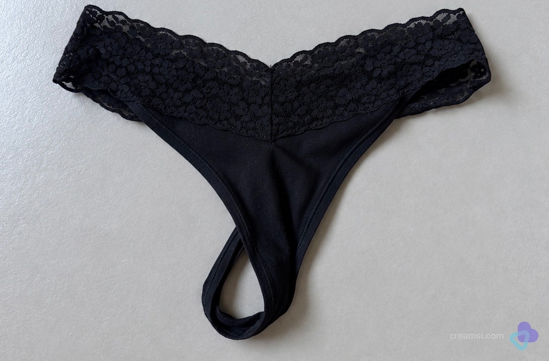 Schwarzer Spitzen String
