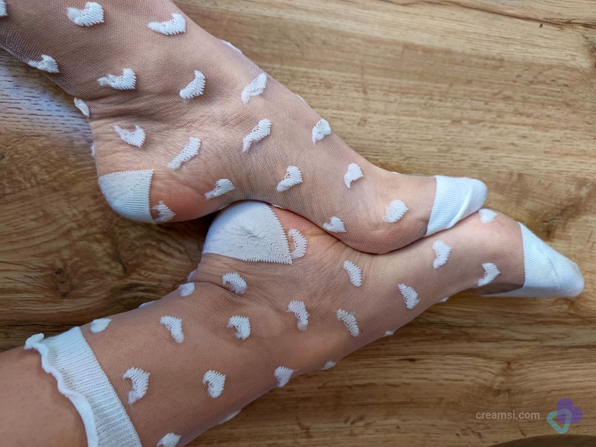 Weiße transparente Söckchen mit süßen Herzchen