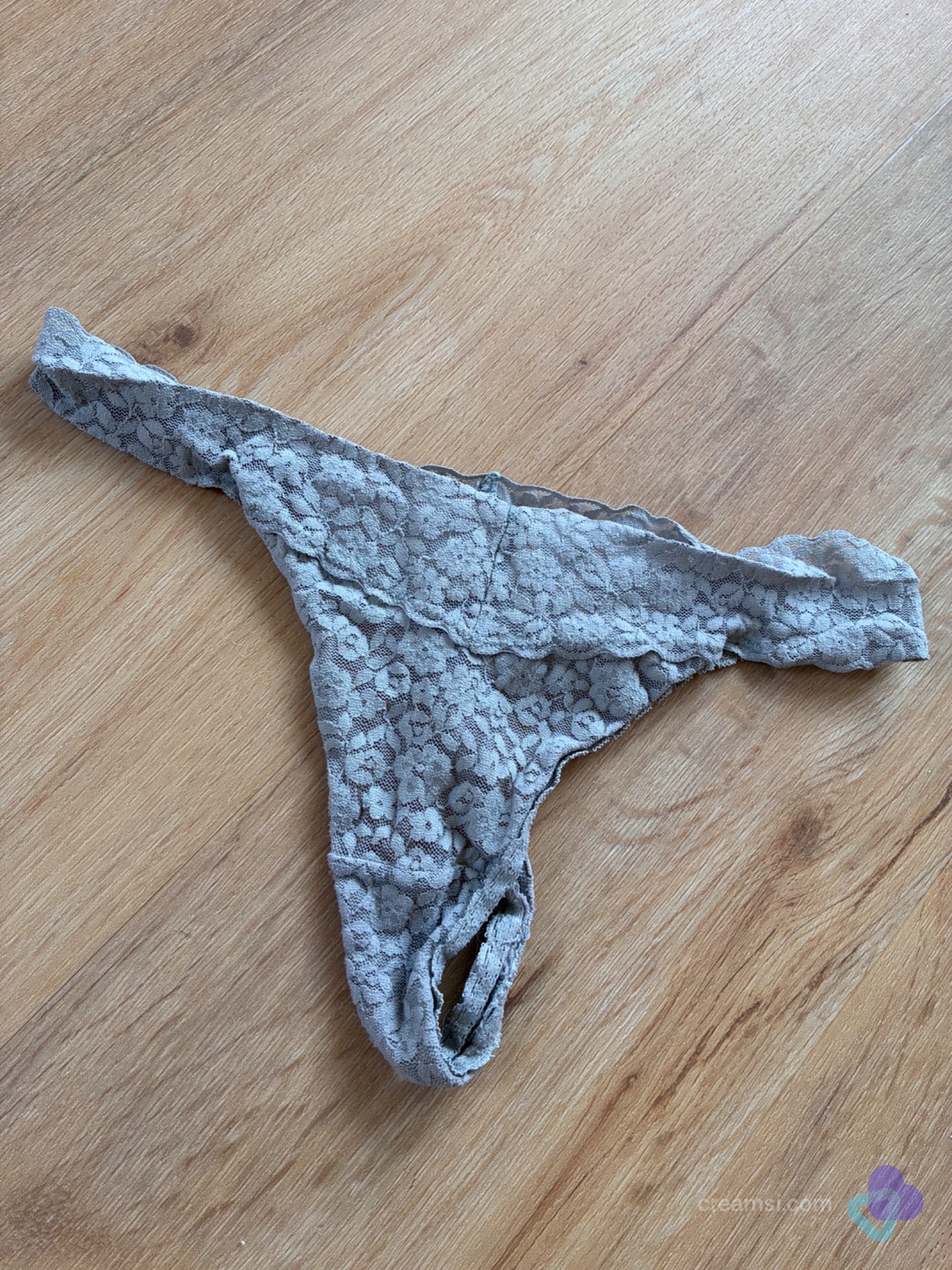 Grauer Spitzen-Tanga M