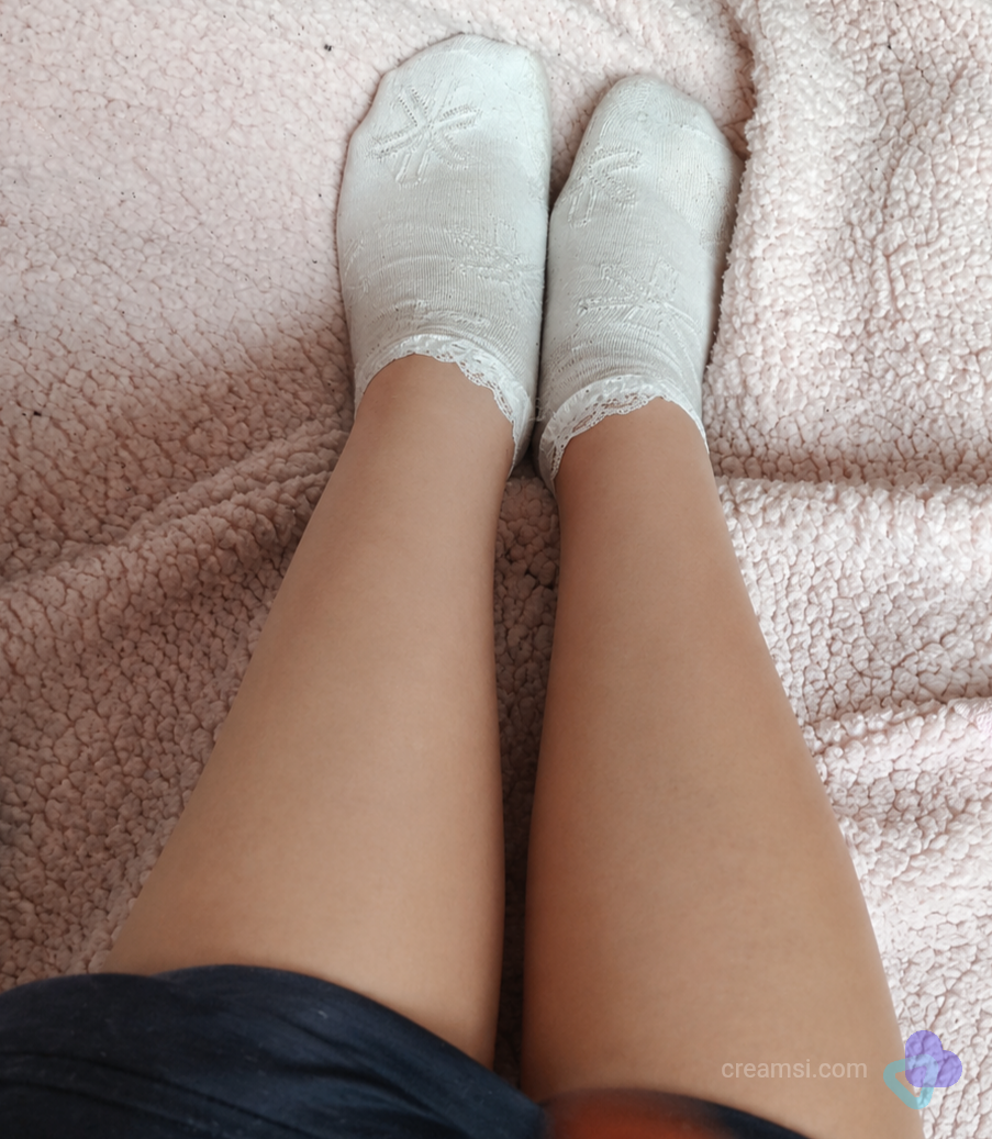 Creme Spitzen-Socken