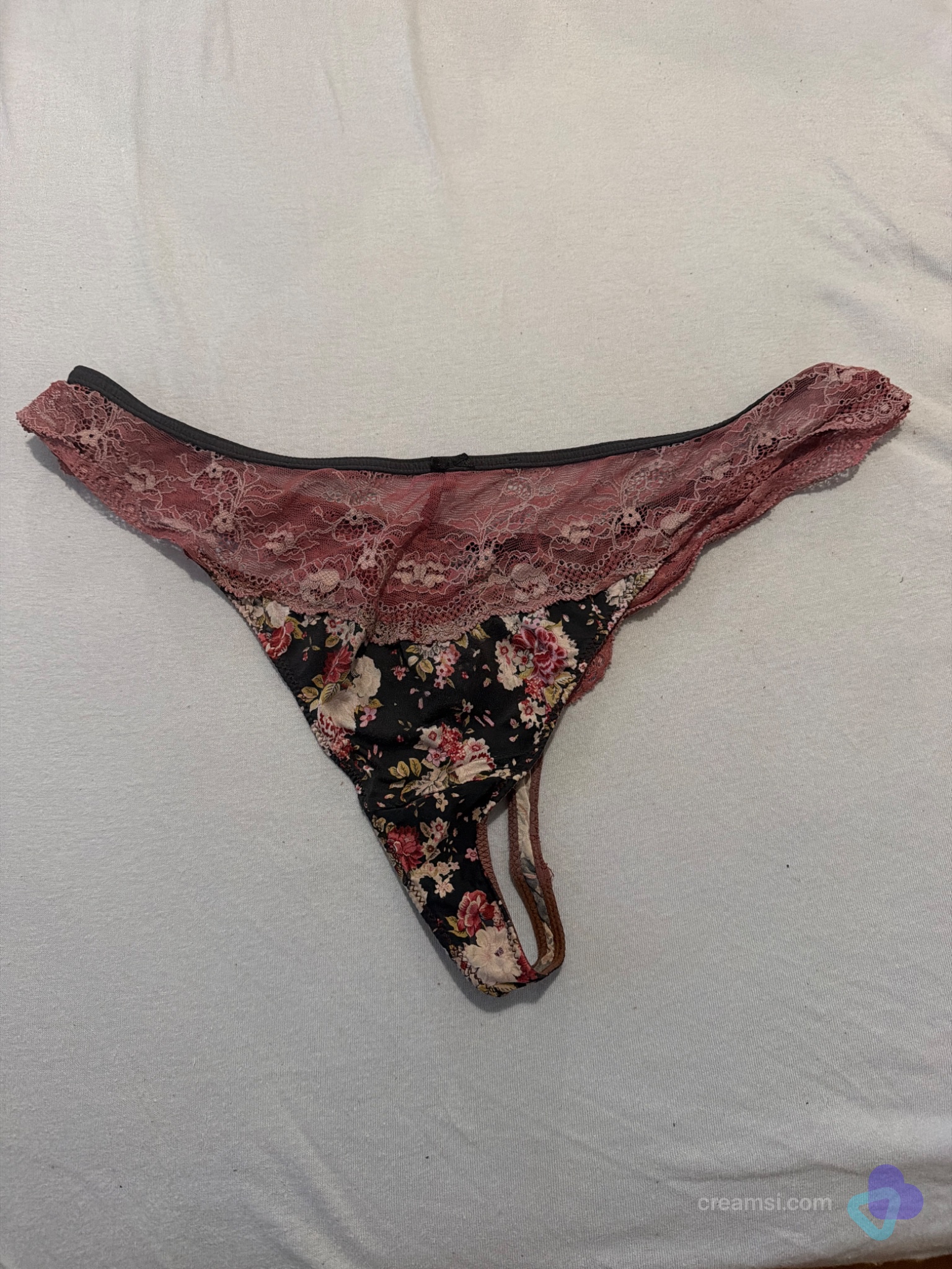 Pinker String mit Spitze