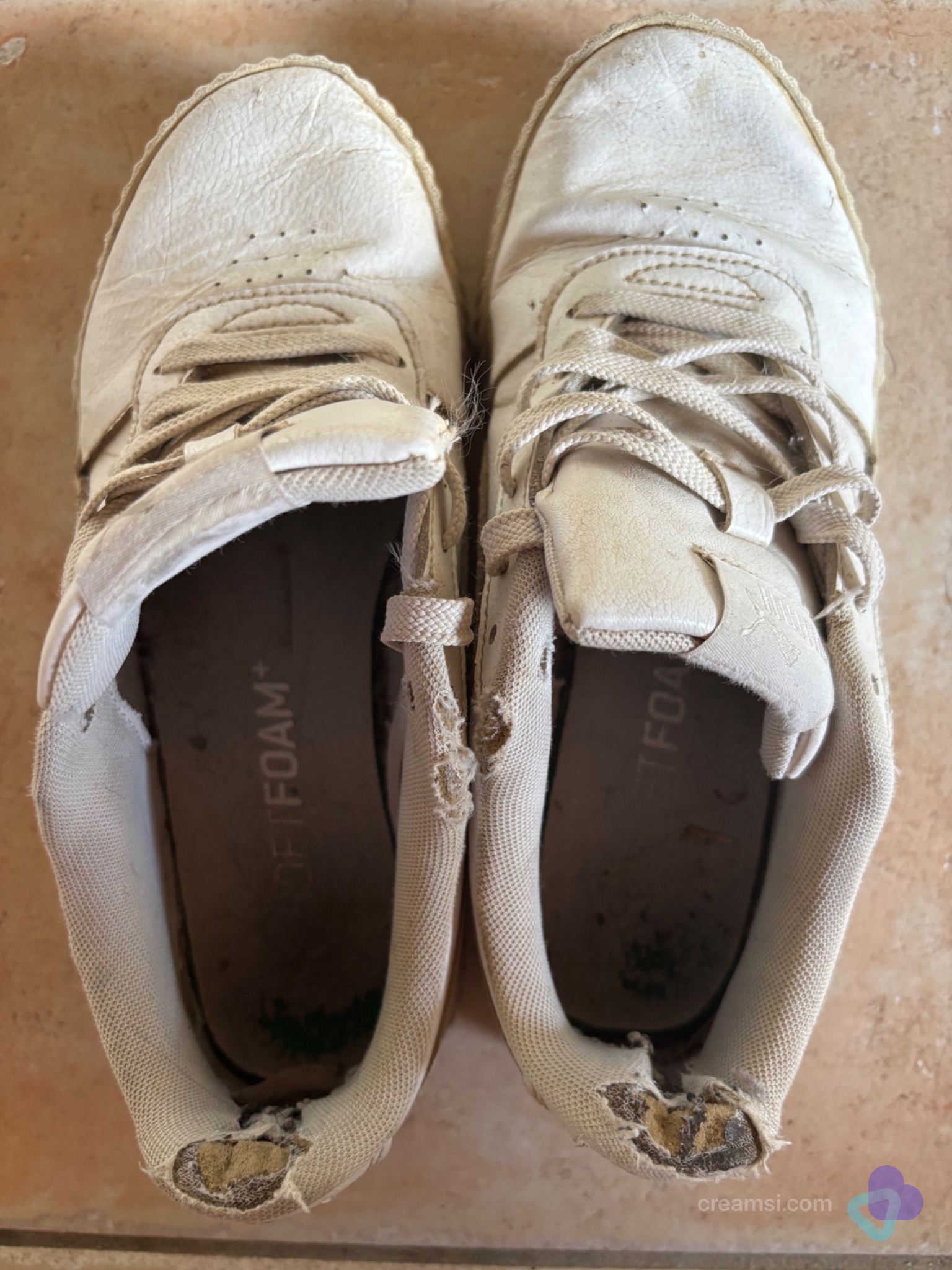 Barfuß und oft getragene weiße Puma Sneaker in Größe 39