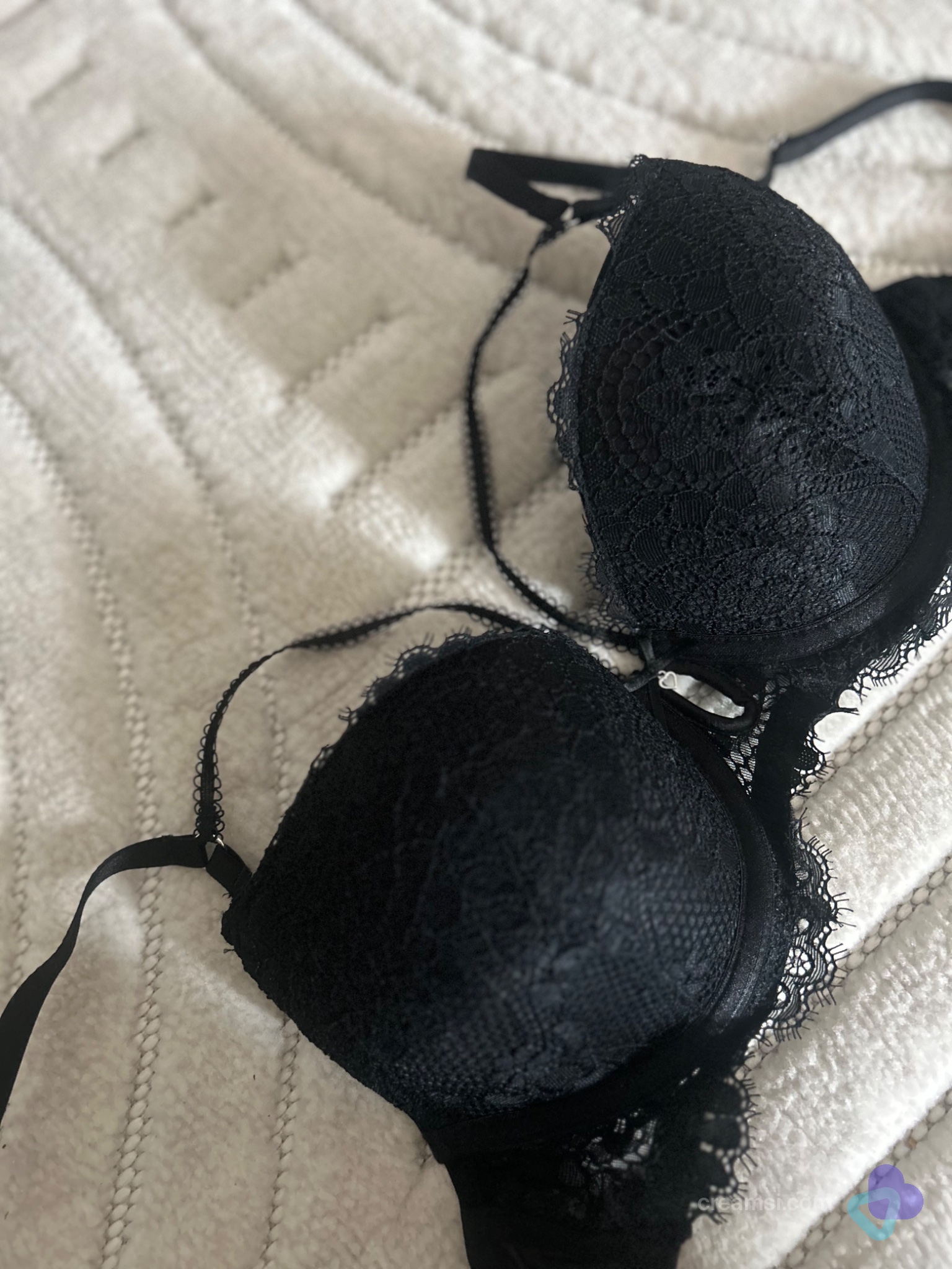 Eleganter schwarzer Spitzen-BH mit Muttermilchgeruch