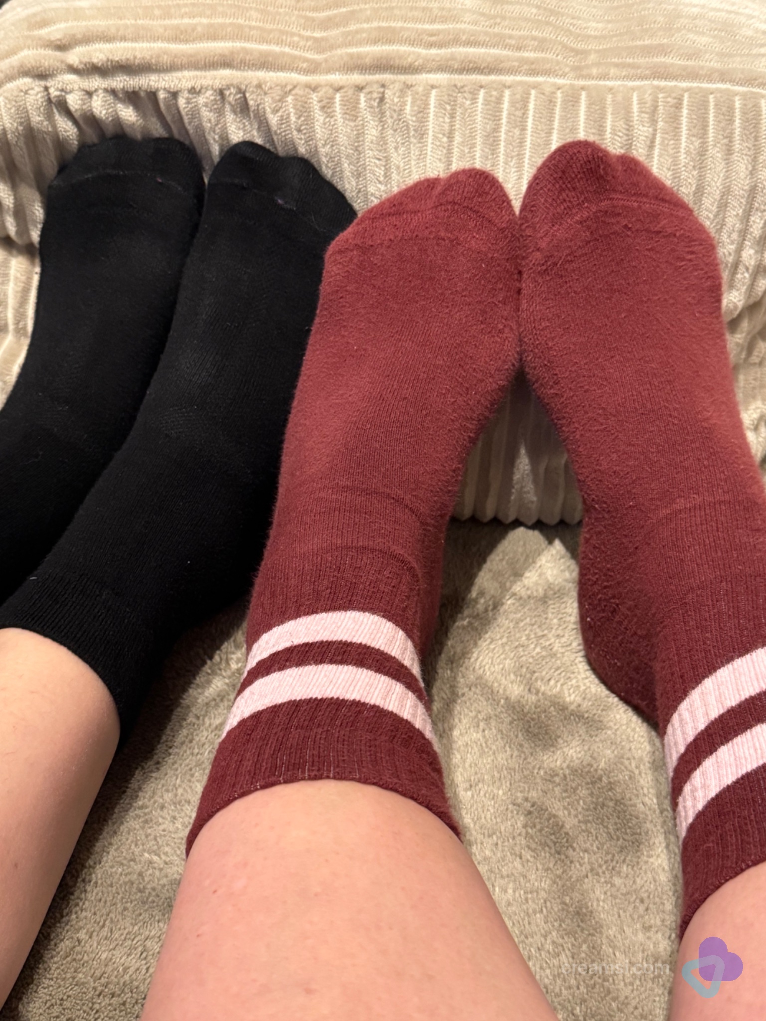 Zweierlei Socken, bordeauxrote Tennissocken und danish endurance