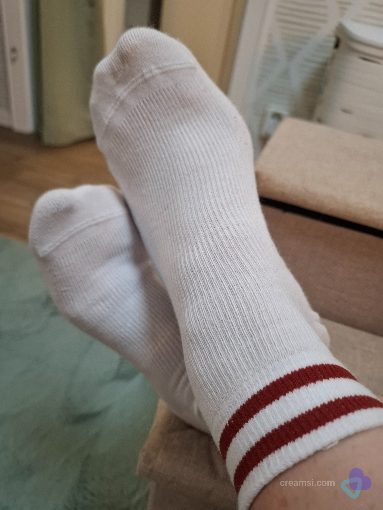 🤍 Feierabend 🧦 Heute den ganzen Arbeitstag in meinen Arbeitsschuhen getragen. Jetzt dürfen die Söckchen endlich runter 🎀✨