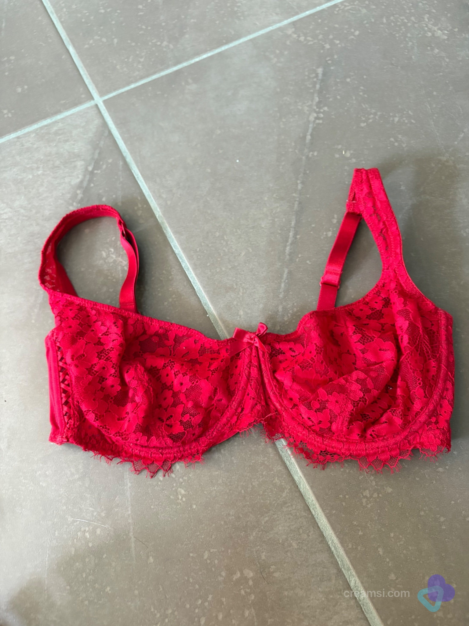 Rotes Spitzen-BH Set