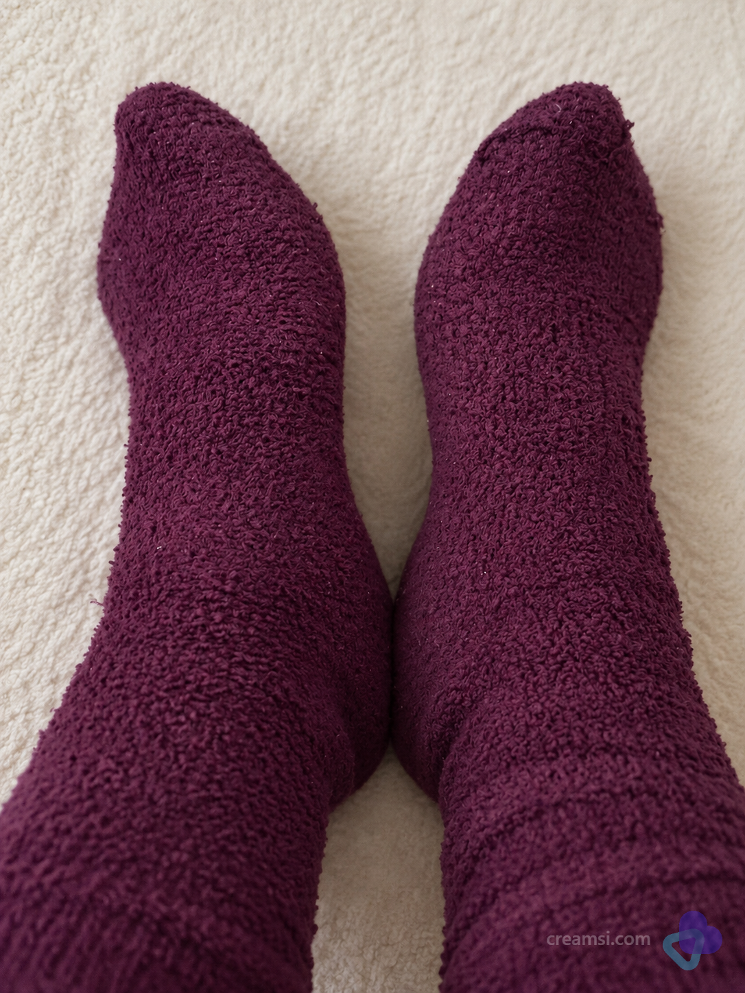 F01 – Meine lilafarbenen Flauschsocken