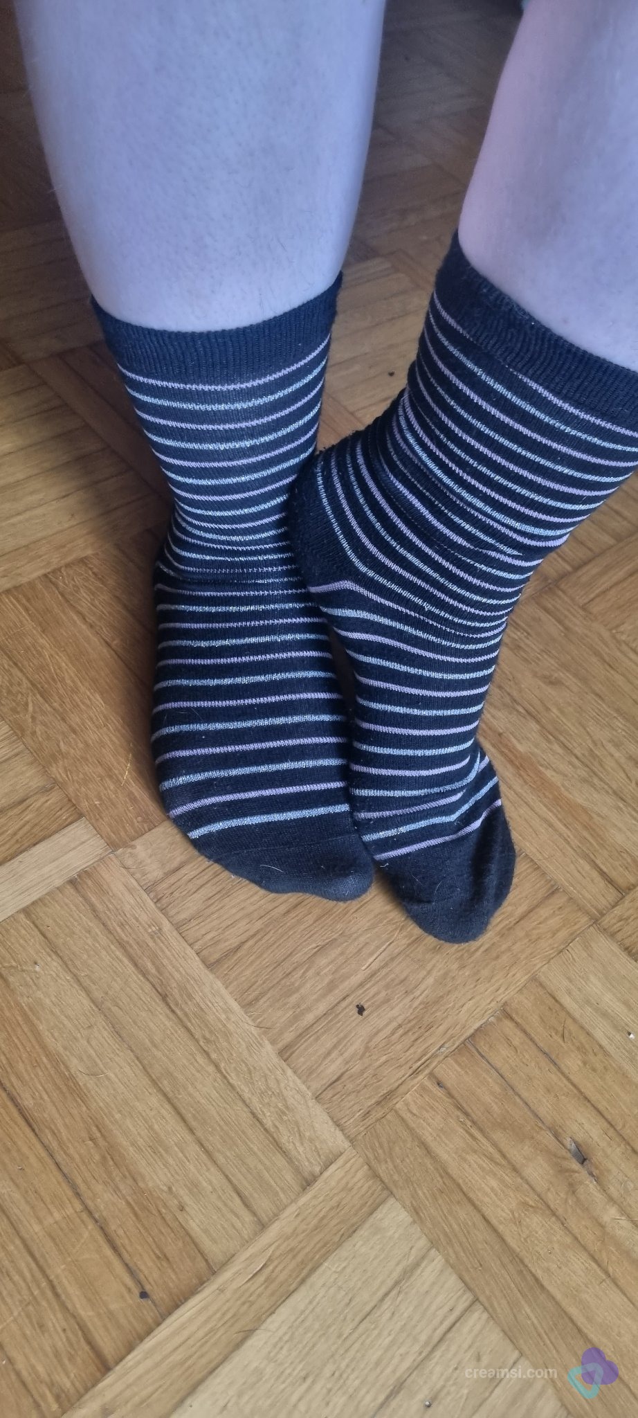 Schwarze Socken mit Lila und silbernen Streifen  24h getragen