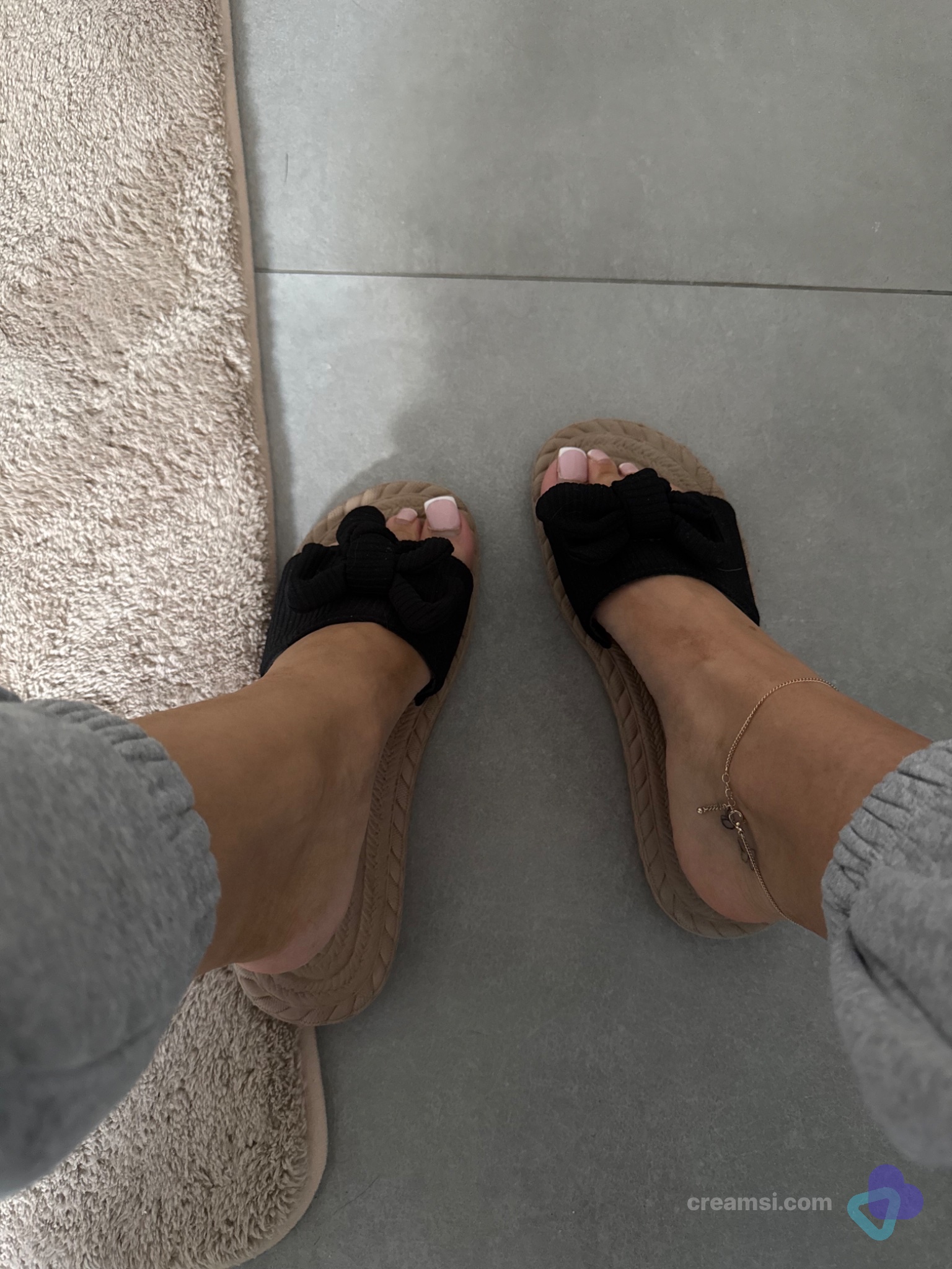 Latschen mit Schleifchen